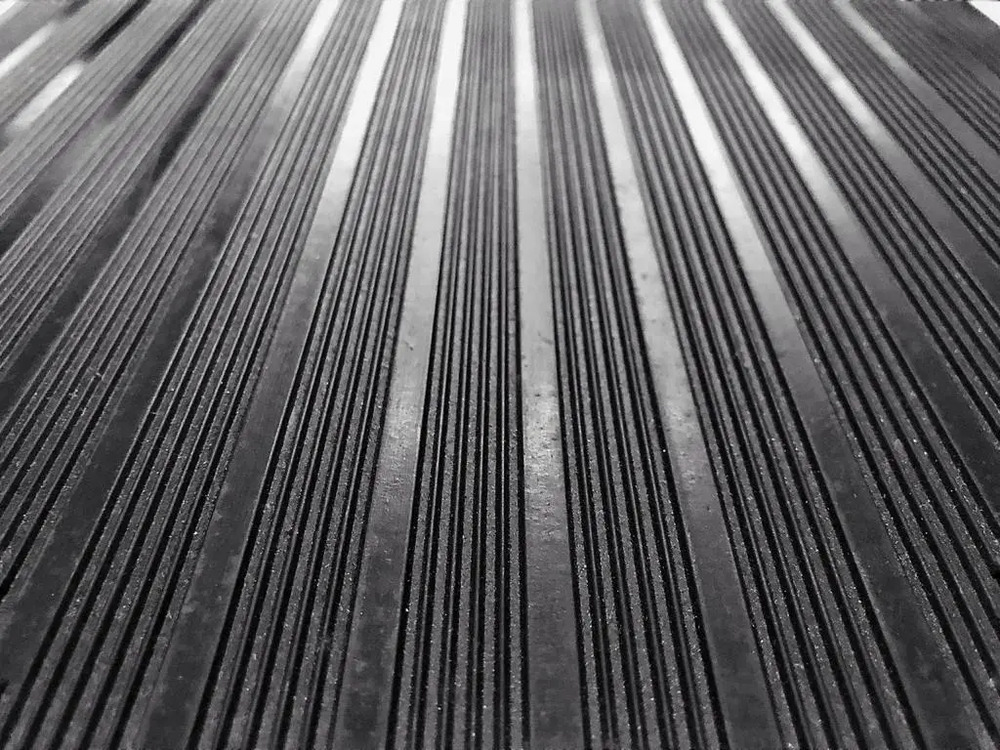 Piso De Goma Rayado Bastonado Camiflex Neg 3 Mm 1 M No Pvc